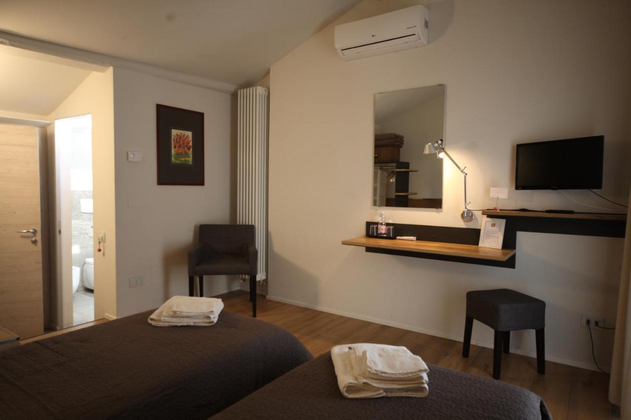 32 Bnb Camerecaffe ปาเวีย ภายนอก รูปภาพ